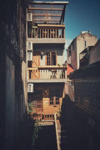 ハノイにあるMountain Dreamer's House * 3 Bedrooms * Banconyのバルコニー付きの高層ビル