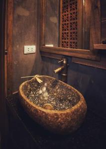 ハノイにあるMountain Dreamer's House * 3 Bedrooms * Banconyのバスルーム(鏡付きの石の洗面台付)