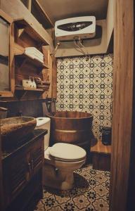 ハノイにあるMountain Dreamer's House * 3 Bedrooms * Banconyのトイレと洗面台のある小さなバスルーム