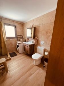 La salle de bains est pourvue de toilettes et d'un lavabo. dans l'établissement ALTAVILLAS Apartment 6 KYRA, à Kakí Vígla