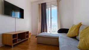 Televisyen dan/atau pusat hiburan di Apartments Ella