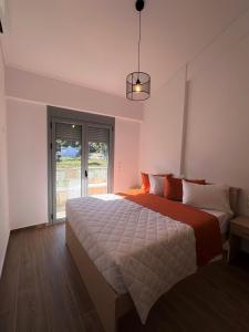 - une chambre avec un grand lit et une fenêtre dans l'établissement ALTAVILLAS Apartment 6 KYRA, à Kakí Vígla