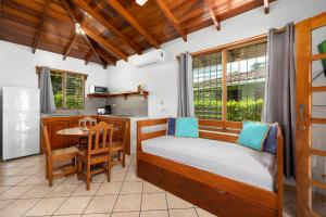 a room with a bed and a kitchen with a table at Hotel Boutique Bahia Esmeralda in Potrero