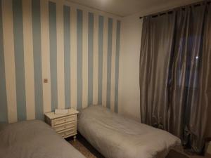 ein kleines Schlafzimmer mit 2 Betten und einem Fenster in der Unterkunft Dai Maestri Rubino in Vita