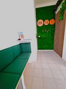 een groene toonbank in een kamer met een groene muur bij B&B ONE in Catania