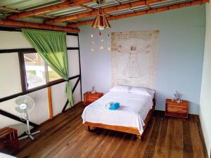 una camera da letto con un letto e un quadro sul muro di La Fogata a Machalilla