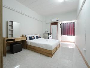 Ban Bang KhanRoomQuest SPS Hotel and Residence的一间带床和窗户的白色卧室