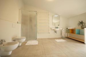 La salle de bains est pourvue d'une douche, de toilettes et d'un lavabo. dans l'établissement VAARAK, à Bosa