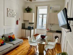 ein kleines Wohnzimmer mit einem Tisch und einem Sofa in der Unterkunft 2 Bedroom, 2 Bathroom - Palma Residence in Lissabon