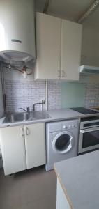 una cucina con lavandino e lavatrice di Apartment 15 minutes from Paris a Villeneuve-Saint-Georges