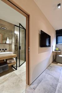 y baño con ducha, lavabo y espejo. en DURBUY SUITES, en Durbuy