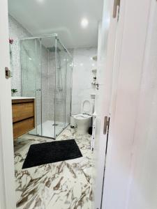 a bathroom with a glass shower and a toilet at Estudio a 100 m del mar in Vinarós