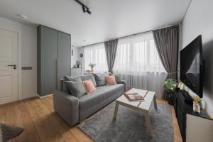 Μια τηλεόραση ή/και κέντρο ψυχαγωγίας στο City Center Apartment with balcony