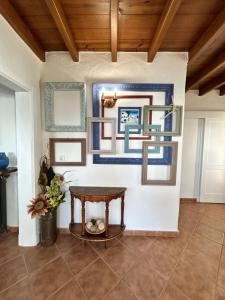 La AsomadaにあるCasa Cactus Piscina Climatizadaのテーブルと壁画のある部屋