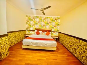- une chambre avec un lit et une peinture murale dans l'établissement The City Park hotel, à Hyderabad