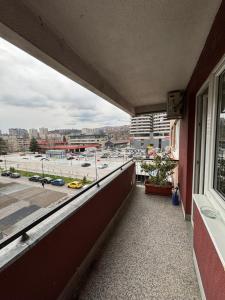 uma varanda com vista para uma rua da cidade em Dino apartment em Sarajevo