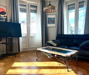 a living room with a couch and a coffee table at Appartement en centre-ville in Geneva