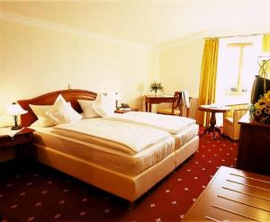 a hotel room with two beds and a window at Villa Hochdörffer Gästehaus in Landau in der Pfalz
