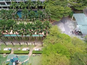 uma vista superior de um resort com um parque aquático em Palazio Mount Austin 2-4pax Entire Studio WiFi/TV Box em Johor Bahru