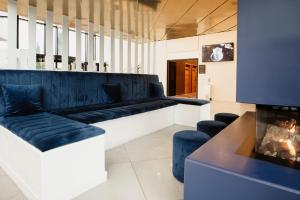 uma sala de estar com um sofá e uma lareira em Hôtel Dali Val d'Europe em Chanteloup En Brie