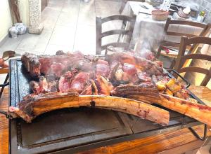 Ein Haufen Fleisch auf einem Grill auf einem Tisch in der Unterkunft Sardinia SeaBreeze Villa IUN R2178 in Castelsardo