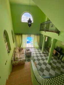 salon z zielonymi ścianami i kanapą w obiekcie Two Luxury Villas w Dobrej Vodzie