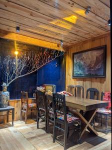 Hoat的住宿－HOMESTAY ĐỐM HOUSE，一间带木桌和椅子的用餐室