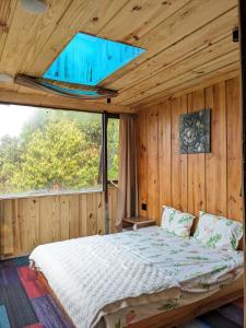 ein Schlafzimmer mit einem Bett und einem großen Fenster in der Unterkunft HOMESTAY ĐỐM HOUSE in Hoat