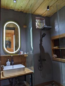uma casa de banho com um lavatório e um espelho em HOMESTAY ĐỐM HOUSE em Hoat