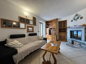 ein Wohnzimmer mit einem Sofa und einem Kamin in der Unterkunft Lake view, Garden, Balcony in Gravedona - Larihome A61 in Consiglio di Rumo