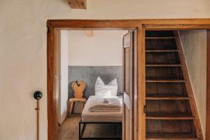 1 dormitorio con litera y escalera en Bauernchalet elbacher gütel - Exklusives Ferienhaus am Starnberger See en Eurasburg