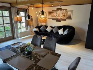 una sala de estar con una mesa y un sofá en Ferienhaus 33 Altmühlthal, en Kinding 25 fotos más