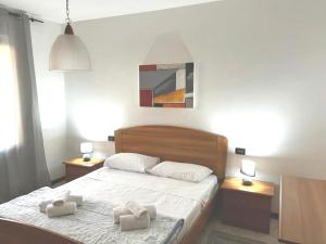 een slaapkamer met een bed met twee handdoeken erop bij DesenzanoLoft Yellow Apartment in Desenzano del Garda