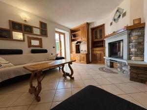 ein Wohnzimmer mit einem Sofa und einem Kamin in der Unterkunft Lake view, Garden, Balcony in Gravedona - Larihome A61 in Consiglio di Rumo