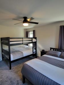 Ένα ή περισσότερα κρεβάτια σε δωμάτιο στο Lake Sherwood Chalet