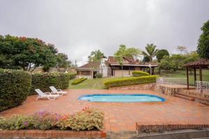 ロス・サントスにあるMesa de los Santos La Mantilissaの裏庭(スイミングプール、家あり)