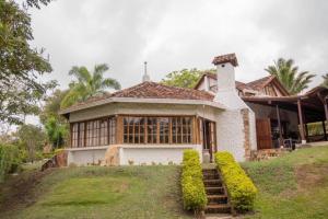 ロス・サントスにあるMesa de los Santos La Mantilissaの煙突と階段のある家