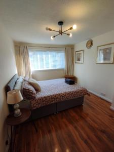 1 dormitorio con cama y ventana en Edinburgh Villa 3 bed Rooms House in Edinburgh - Private parking, en Edimburgo