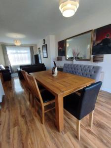 comedor con mesa de madera y sillas en Edinburgh Villa 3 bed Rooms House in Edinburgh - Private parking, en Edimburgo