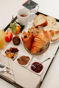 - un plateau avec du pain, des viennoiseries et une tasse de café dans l'établissement Hôtel Dali Val d'Europe, à Chanteloup-en-Brie