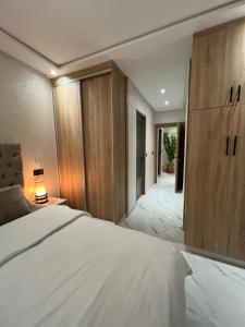 Een bed of bedden in een kamer bij Appartement Wow