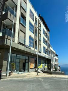 un condominio con l'oceano sullo sfondo di Appartement Wow ad Al-Ḥoseyma