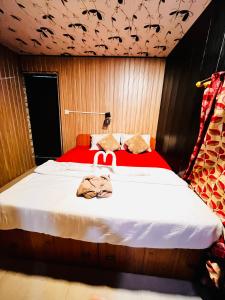 Кровать или кровати в номере Small Daddy Guest House Calangute 1