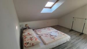 Ένα ή περισσότερα κρεβάτια σε δωμάτιο στο Stan Nova Varos Banjaluka