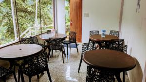 un grupo de mesas y sillas en un restaurante en Triyugi Heights cottage sitapur, en Trijugi Nārāyan