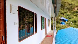un edificio con ventanas con vistas a la montaña en Triyugi Heights cottage sitapur, en Trijugi Nārāyan