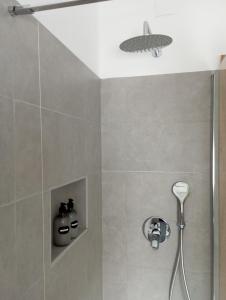 eine Dusche mit Duschkopf im Bad in der Unterkunft Casa vacanze il fiore di loto in Zibido San Giacomo