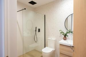 a bathroom with a shower and a toilet and a sink at Mareas de Carril a 50m de la playa in Vilagarcia de Arousa +14 photos