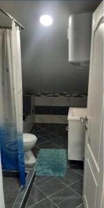 Ένα μπάνιο στο Stan Nova Varos Banjaluka +6 φωτογραφίες