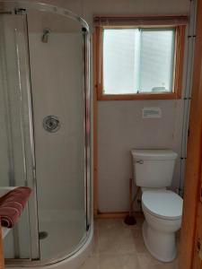 Phòng tắm tại White Birches Cottages